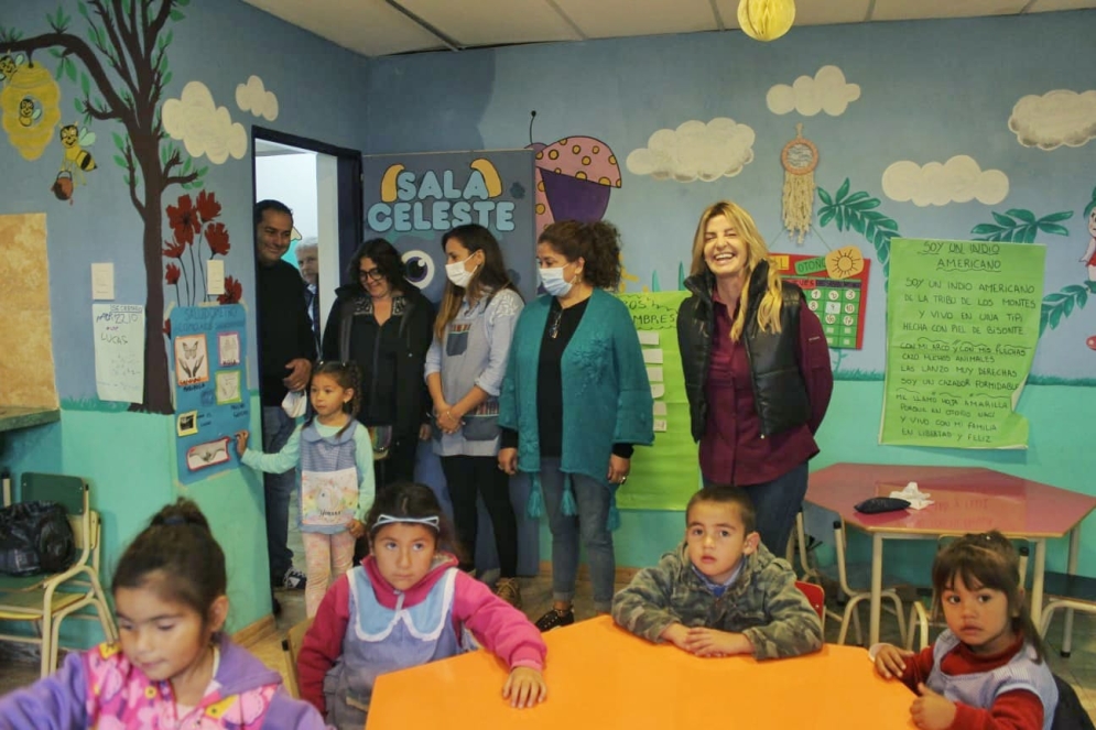 En la visita de este viernes, acompañada por parte de su gabinete y funcionarios de educación, la mandataria reconoció el trabajo de los cooperativistas y movimientos sociales.