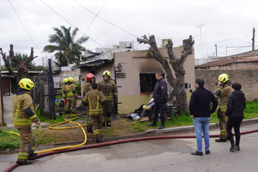 El bombero Pablo Coronel, quien socorrió al hombre en llamas, resultó con quemaduras en una mano.