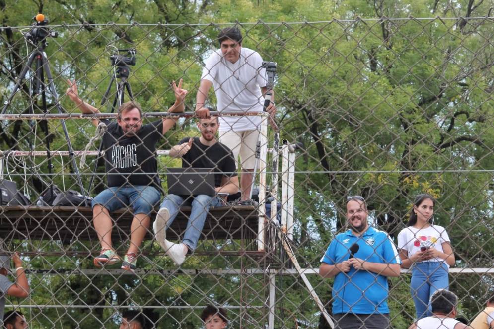 Desde un andamio o en cabinas de grandes estadios.