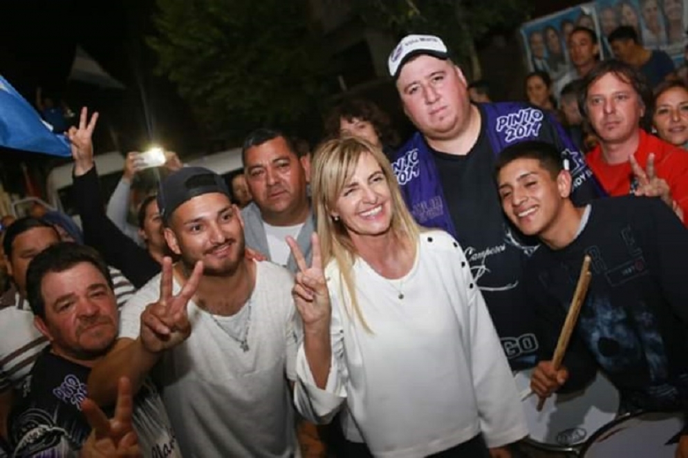 La militancia llegó desde las localidades para festejar el triunfo del Frente de Todos. 