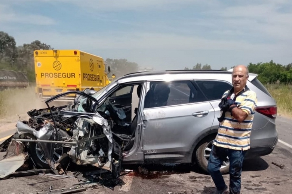 El conductor de la camioneta con rastros del accidente.