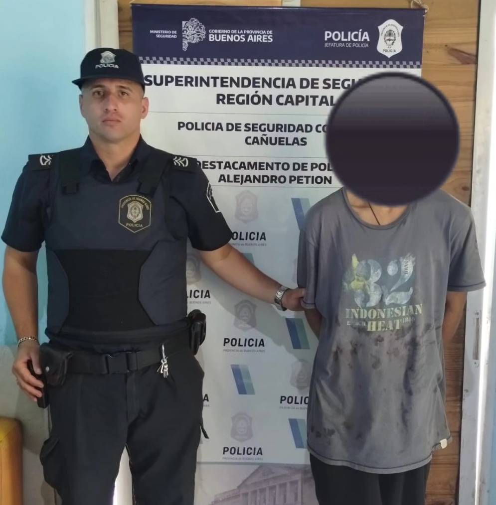 Arrieta, esposado en la dependencia policial de Petión.