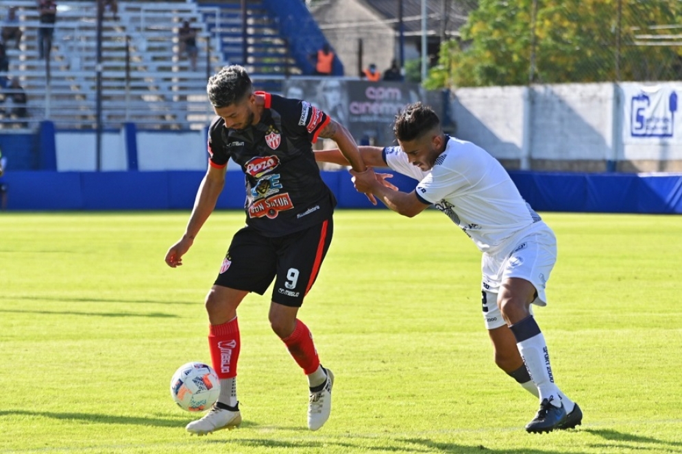 Diego Aguirre anotó a de cabeza. Ph: Jony Argañaraz.