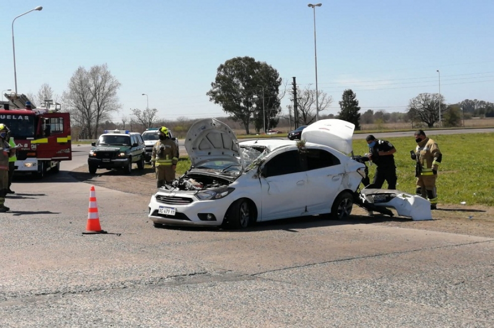 Volvían de cazar y volcaron en la rotonda de Ruta 6: dos heridos