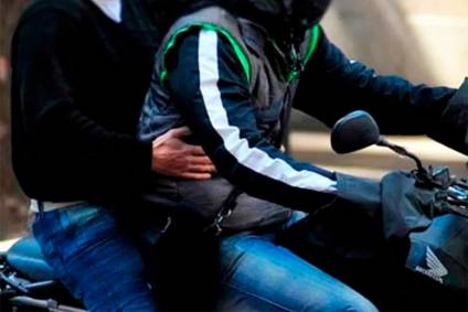 Motochorros le robaron la mochila a una mujer haciéndola caer de la bici