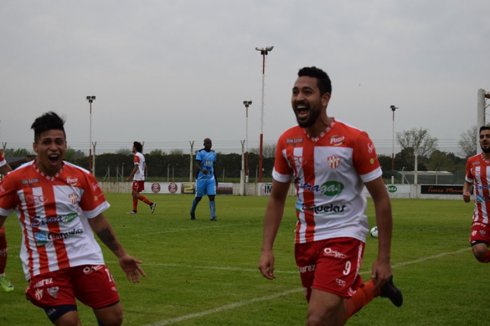 Así festejó el delantero Víctor Mesa su primer gol en Cañuelas. Fue el 1-0 parcial ante el &quot;Celeste&quot;. 