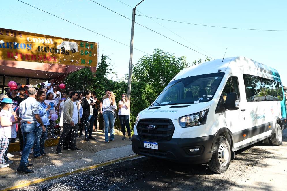 La combi 0Km que llegó a la escuela de Máximo Paz. 