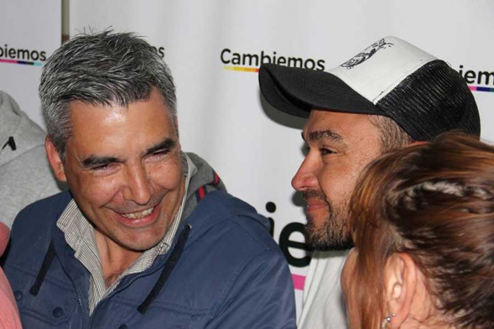 El concejal Álvarez festeja junto a edil Hernán Muerza en el bunker de Cambiemos.