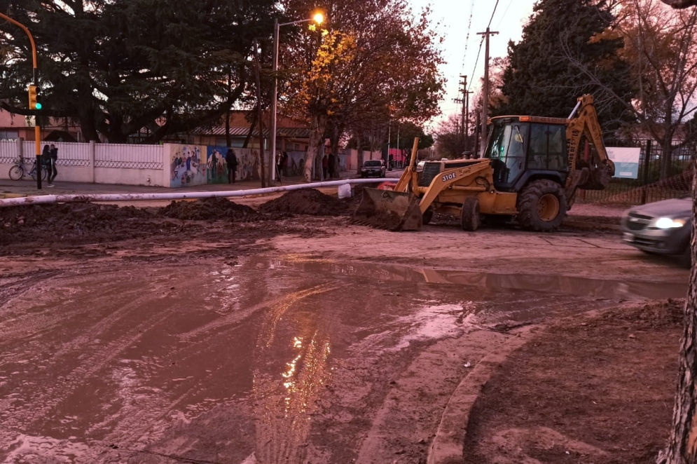 La esquina de Moreno y Basavilbaso muestra una cañería a la intemperie y un pozo abierto.