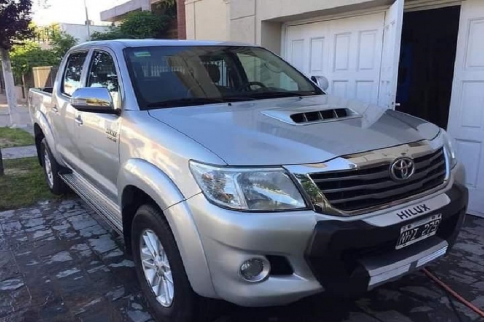 Le robaron la camioneta en la puerta de su casa y pide ayuda