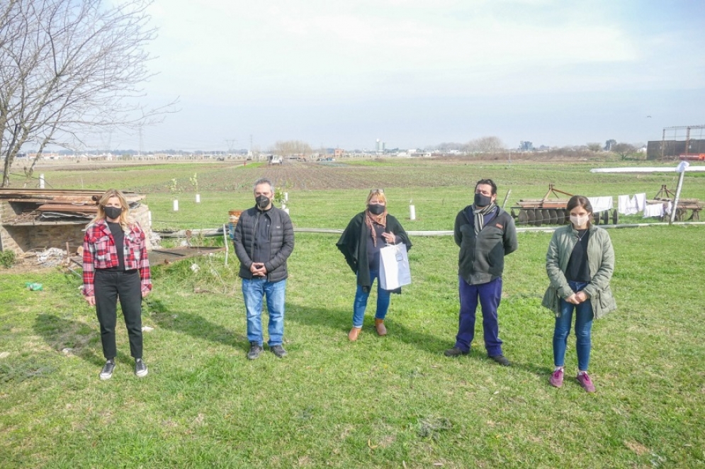 La intendenta junto a los funcionarios en el proyecto agroecológico de la Unión de Trabajadores de Tierras (UTT)