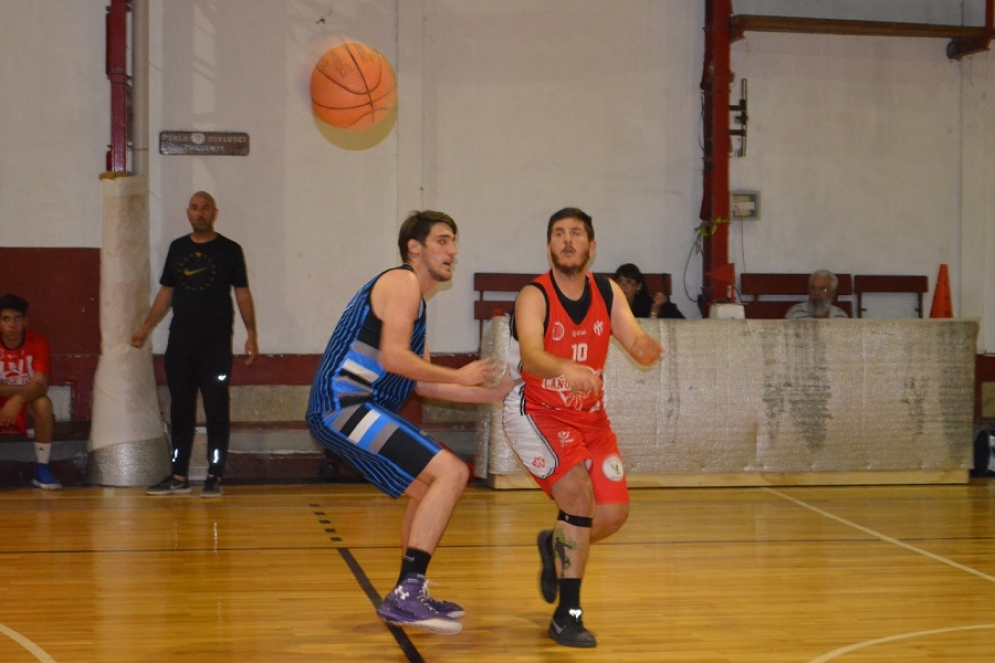 Bianchini comandando la acción desde el perímetro