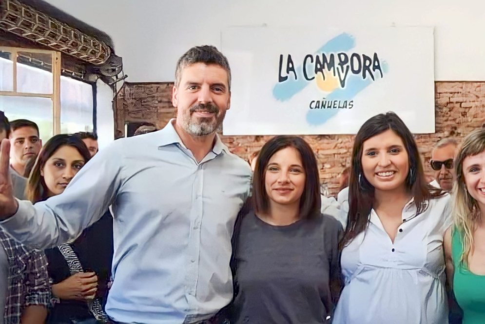 Ducassé junto a Laura Alonso y la ministra de Ambiente provincial, Daniela Vilar, en el último acto realizado en el local de &quot;La Cámpora&quot; de Cañuelas.