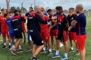 Perelman y sus colaboradores presentándose ante el plantel. (Foto: Prensa CFC).