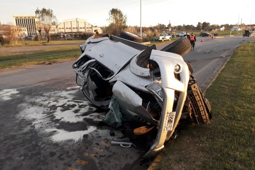 La Hilux tras dar varios tumbos. 