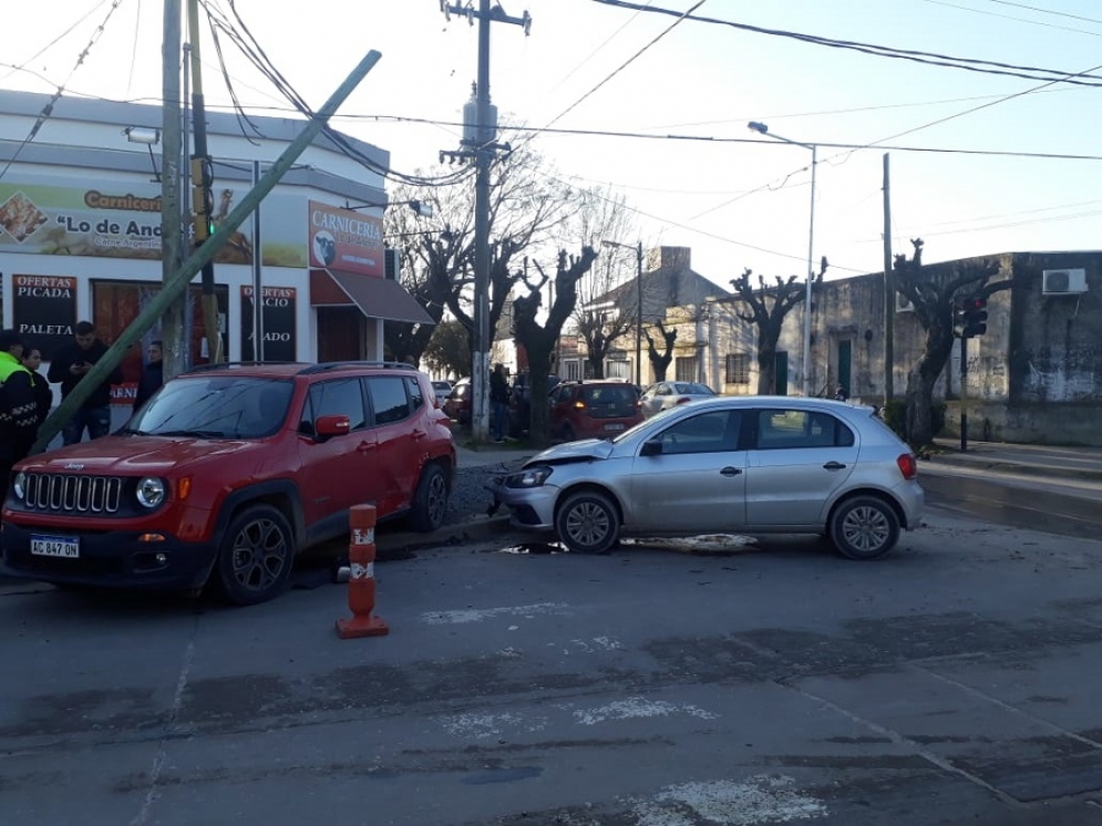 Fuerte choque en la esquina de Basavilbaso y Moreno