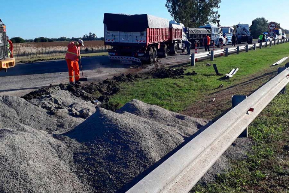 Se despistó un camión en la Autopista y generó caos de tránsito