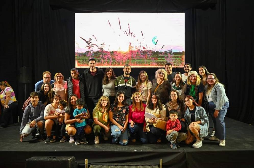 Un grupo de favorecidos por el sorteo, en el Club Juventud.