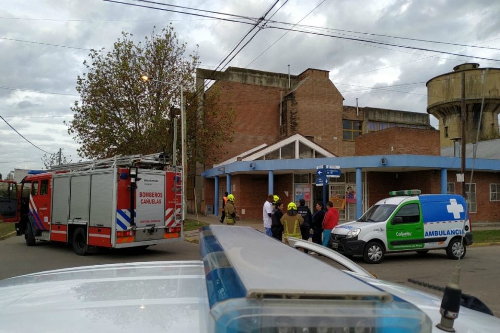 El colegio y el jardín cercados por las fuerzas de seguridad.