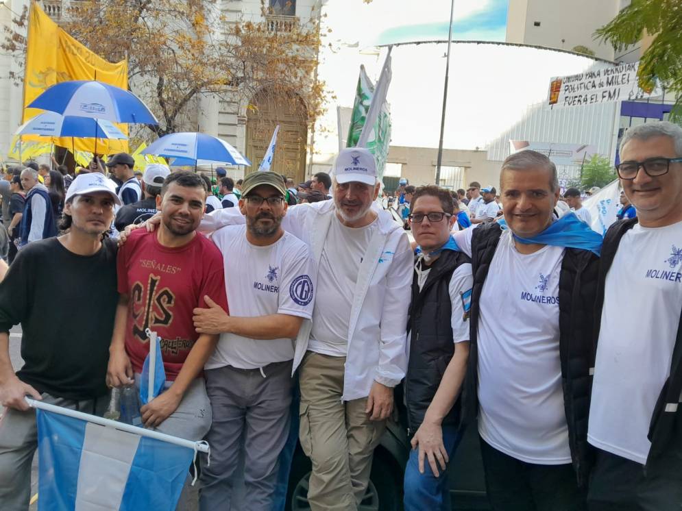 Villalba (gorra verde) con Rubén Lafuente, secretario general de UOMA, el 1° de mayo.