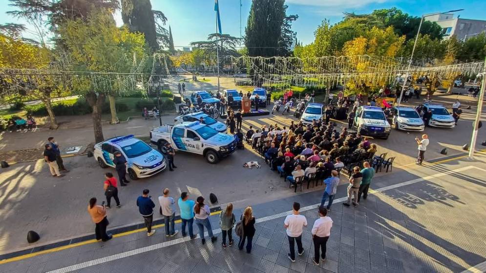 Los nuevos moviles rodean a los que participaron del evento.