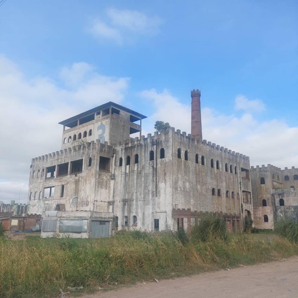 Una postal actual de la fachada.