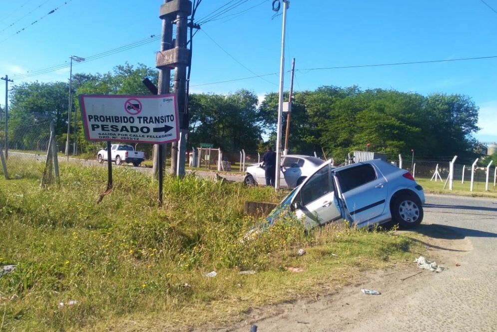 El 307 caído en la zanja del Corralón Municipal.