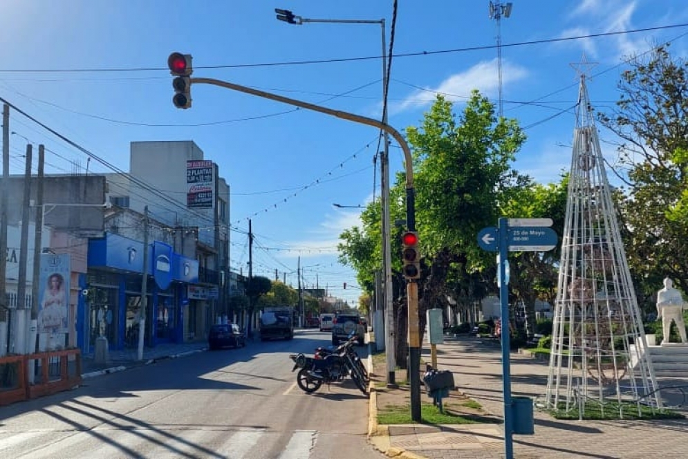 El &quot;arbolito&quot; amaneció en la vereda de la Plaza San Martín.