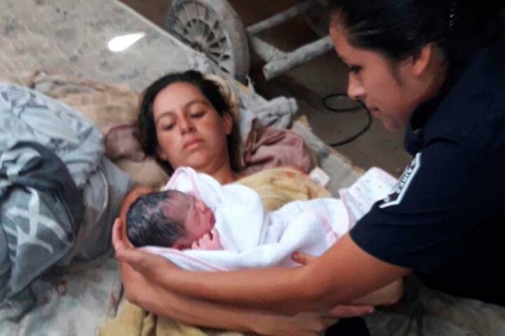 Esperanza en los brazos de su mamá minutos después de haber nacido. 