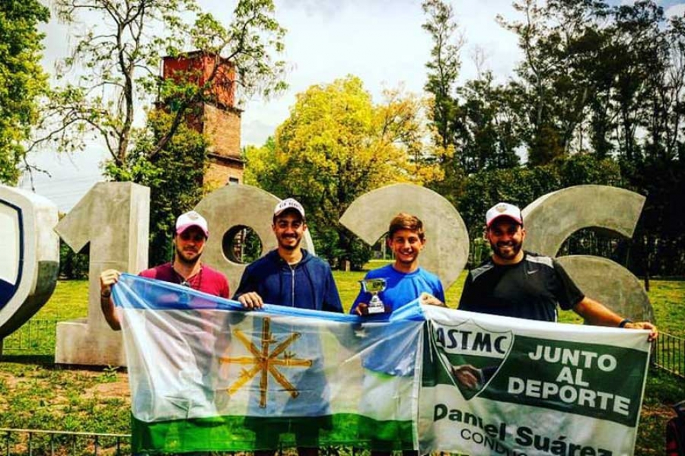 Eli con la bandera de Cañuelas. 
