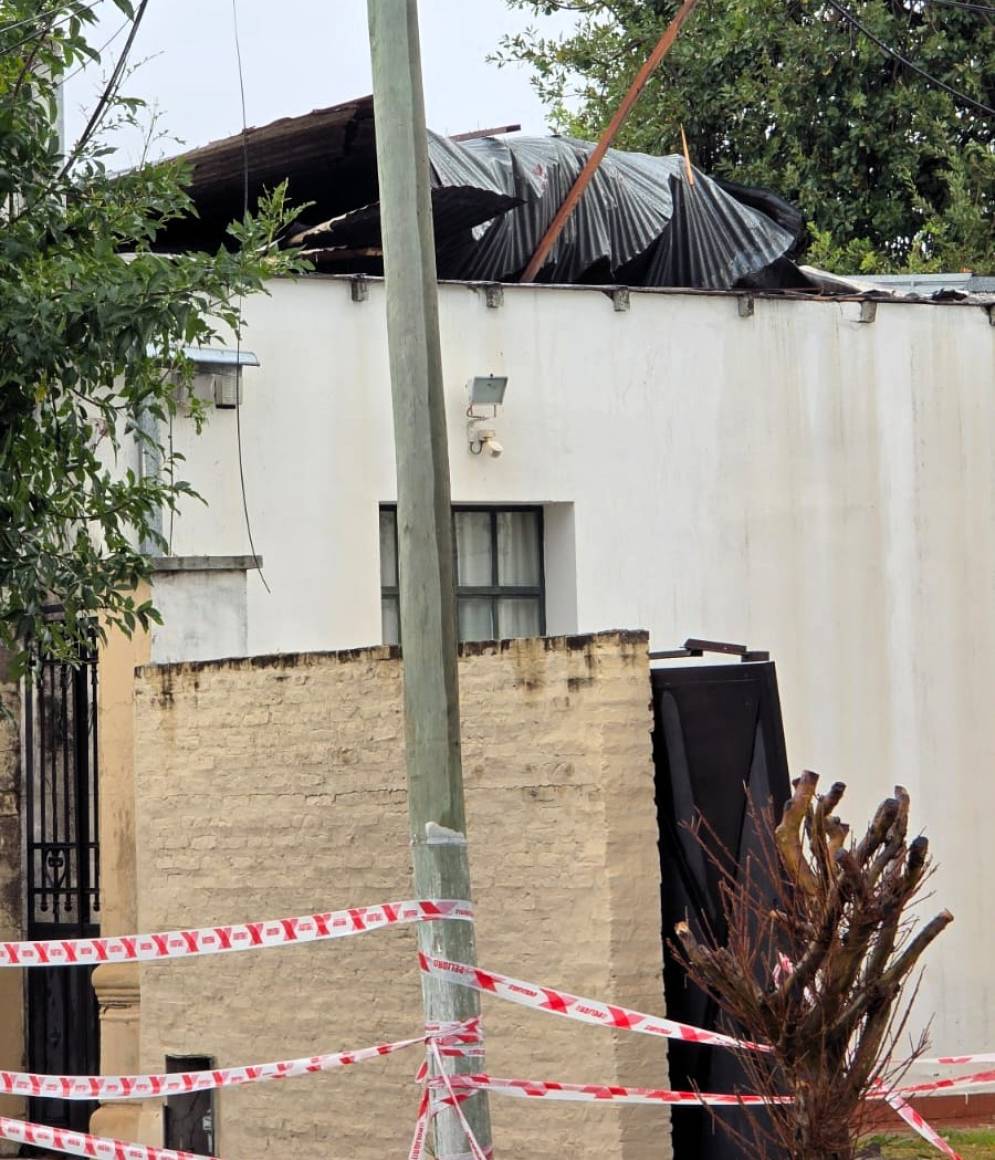 Los da&ntilde;os en el techo del Consejo Escolar. 