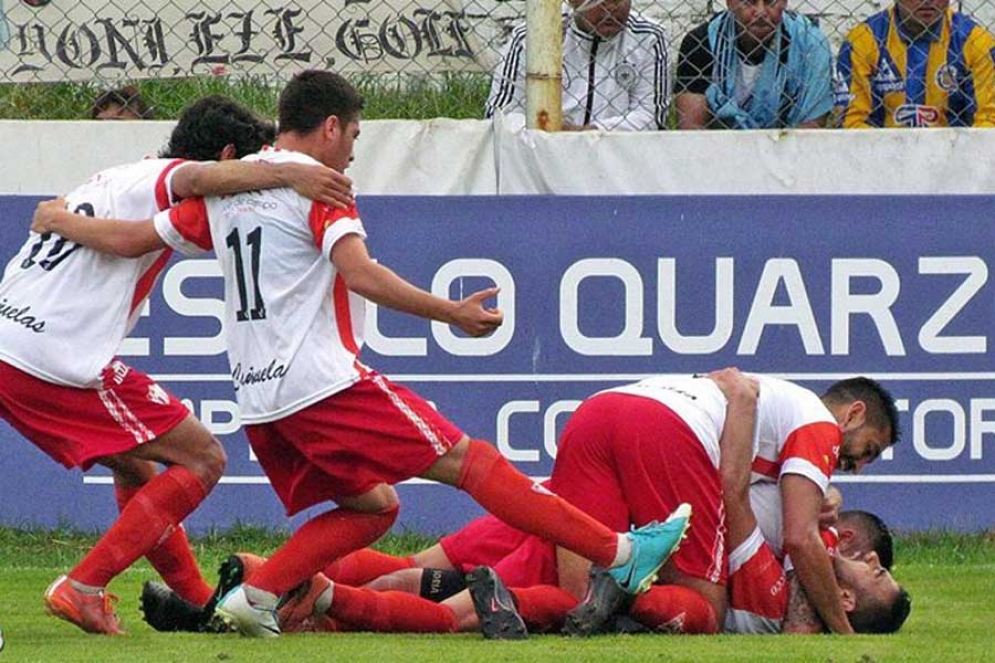 Los jugadores en pleno festejo del gol de Soria ante Midland. 