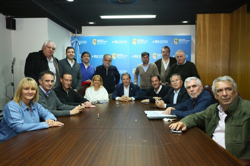 Arrieta junto a dirigentes del PJ provincial. 