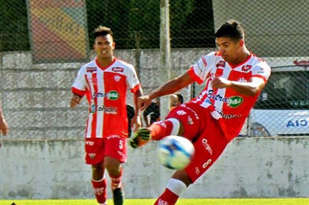 Esteban García y Celso Báez, dos de los mediocampistas de Cañuelas. 