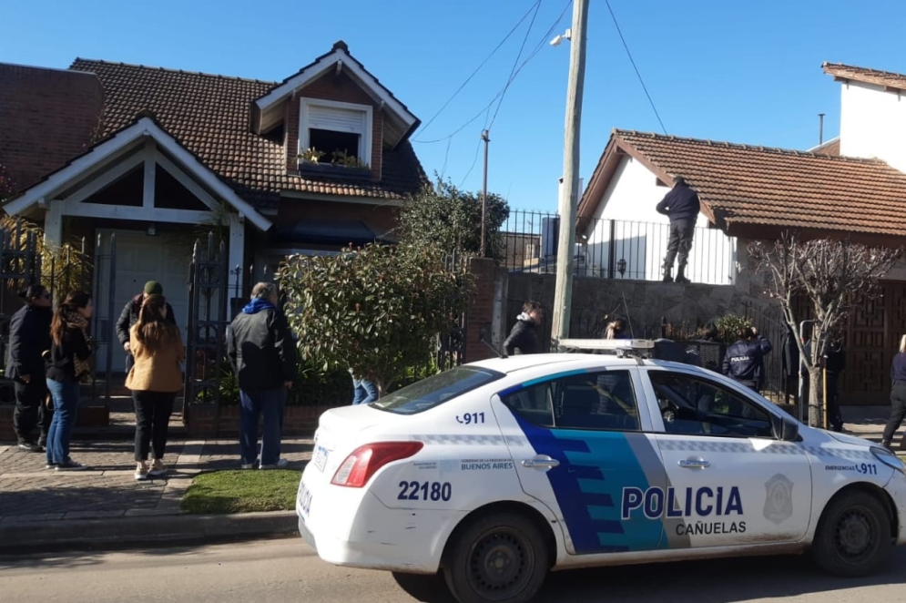 Se observa la ventana desde donde se arrojó la trabajadora.