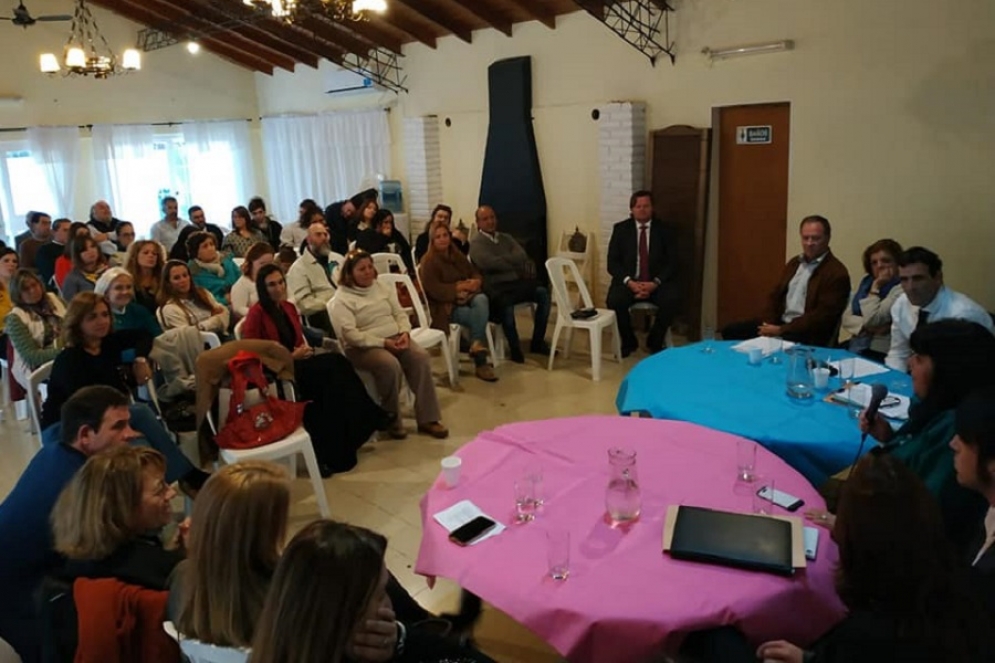 Iñiguez en el centro de la reunión organizada por el macrismo.