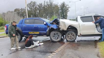 Choque entre dos camionetas en la Ruta 3: tres personas fueron trasladadas al hospital