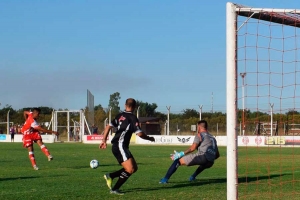 Diego Mart&iacute;nez definiendo, una de las chances de Ca&ntilde;uelas que fue tapada por el arquero de Armenio, Nahuel Vali&ntilde;as.