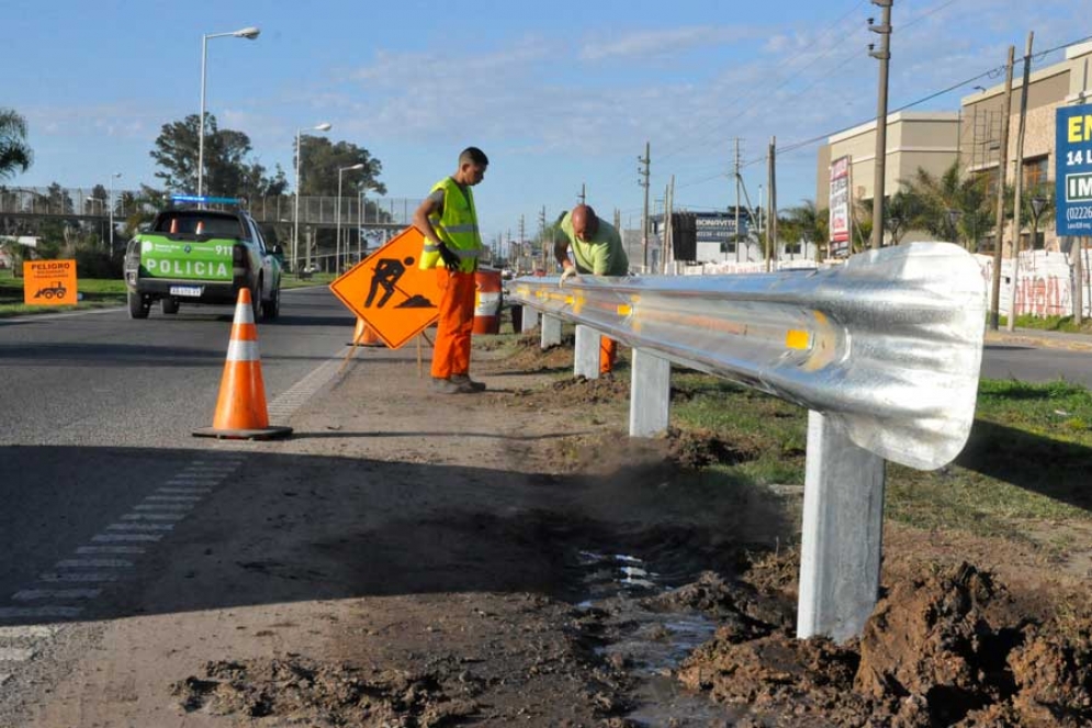 Colocan semáforos, guardarraíles y bandas ópticas sonoras para reducir accidentes