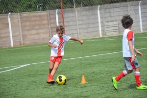 Arcos, cancha y pelotas chicos.