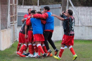 Benaducci festeja junto con sus compa&ntilde;eros el gol de la victoria. 