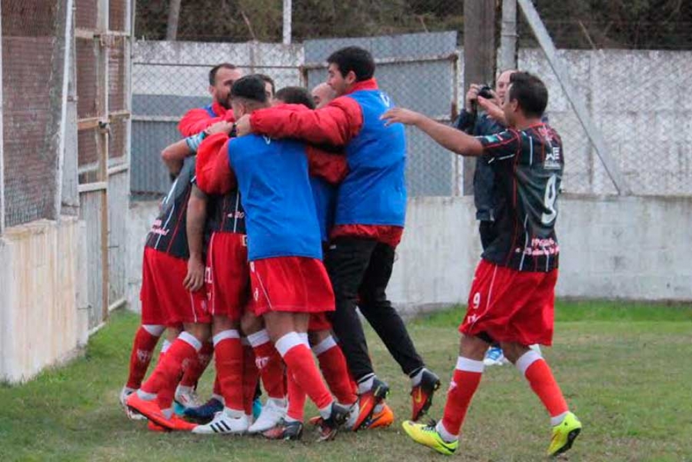Benaducci festeja junto con sus compañeros el gol de la victoria. 
