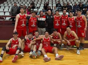 El plantel junto a los hinchas, en Lan&uacute;s. (FOTO: Prensa Ca&ntilde;uelas F.C.).