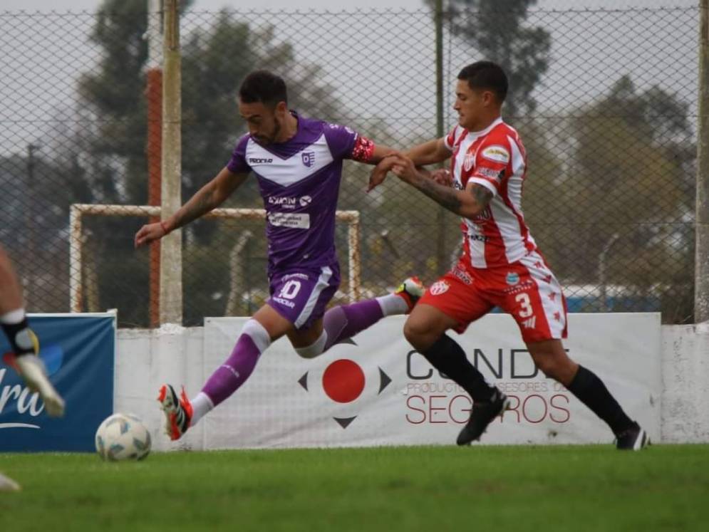 Prim, el gol del Lila. Pavón, lateral del Tambero, sufrió una grave lesión. Ph: prensa Villa Dalmine.