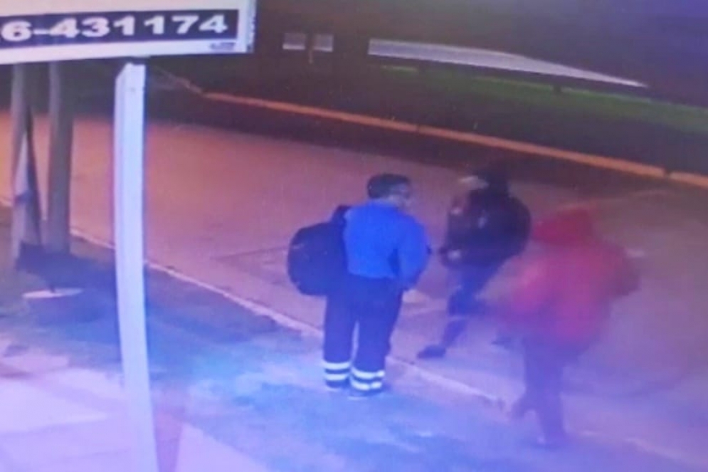 La víctima, siendo abordado por los ladrones.