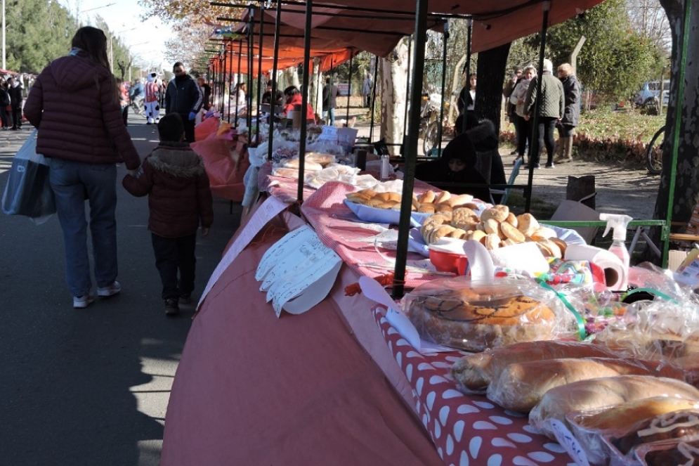 Más de 40 expositoras y expositores armaron sus stands sobre calle Alem.