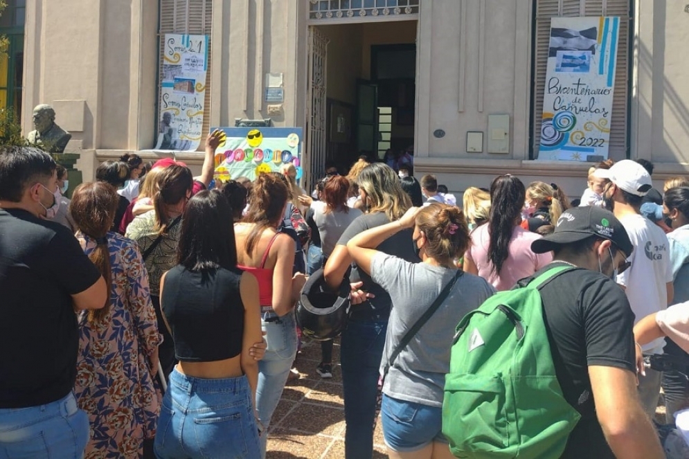 La Escuela N°1 comenzó con el nuevo horario este lunes 17.