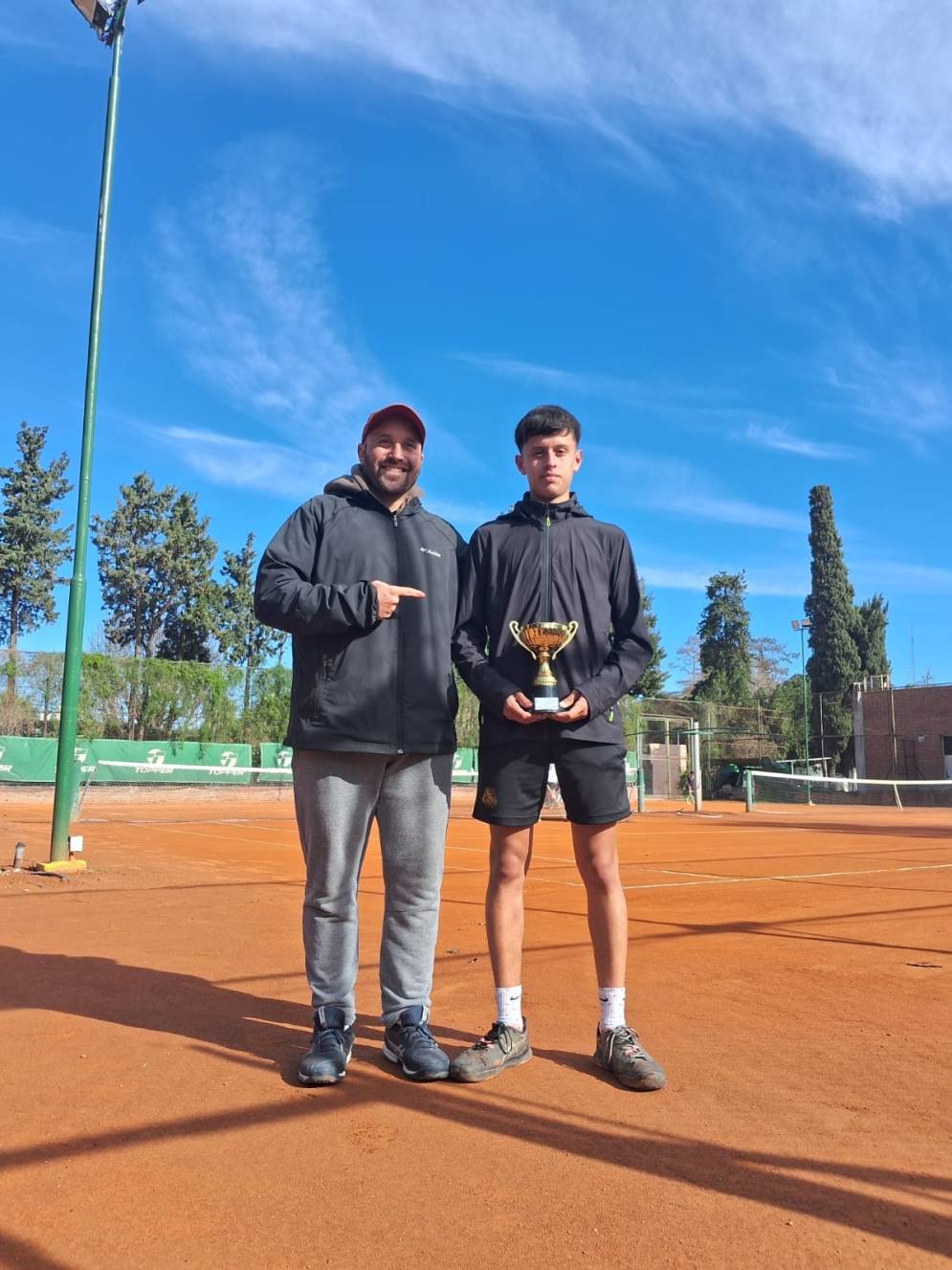 Bautista, con la copa, junto a su entrenador Andrés Chalcoff.