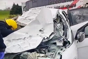 Los bomberos de Tristán Suárez liberando al conductor del Peugeot 208.