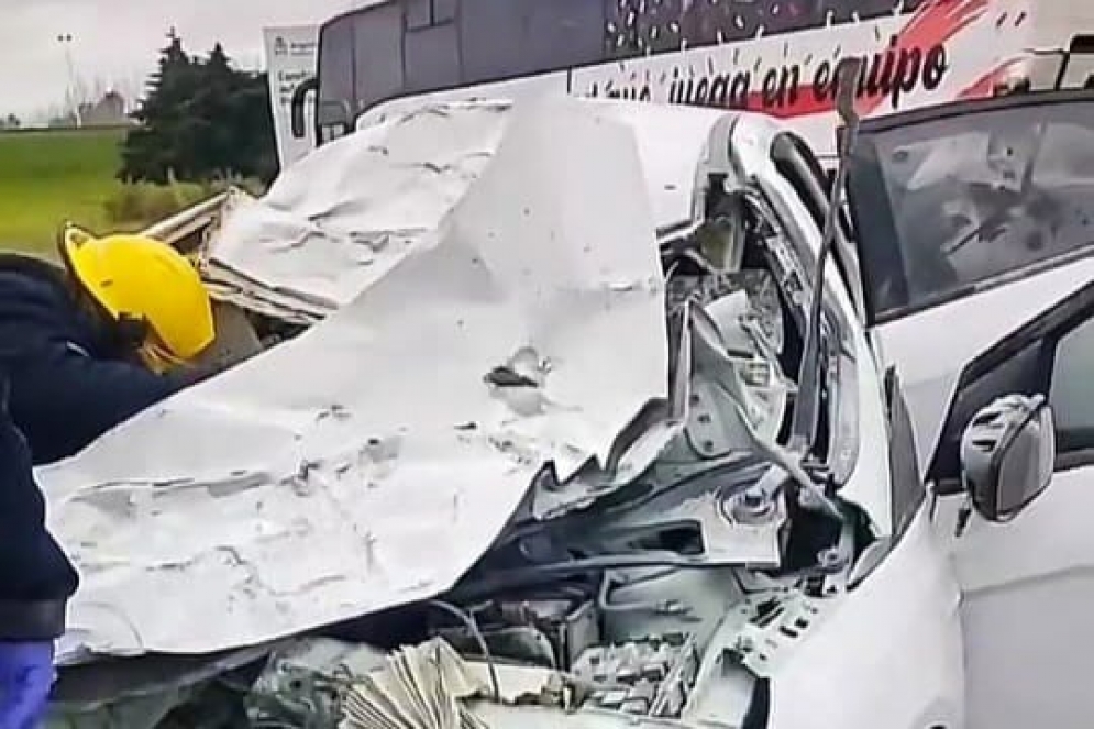 Los bomberos de Tristán Suárez liberando al conductor del Peugeot 208.